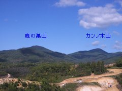 鷹ノ巣山とカンノ木山(手前はダム造成中)