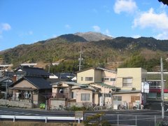 経小屋山(ＪＲ大野浦駅より｡中央の一番高い山)