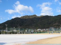 大野中学校より望む城山(中央の一番高い山)