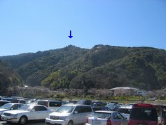 城山(下山後に写しました｡車が多い)