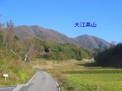 山田バス停付近より望む大江高山