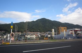 国道５４号線から見上げる阿武山